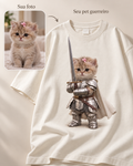 Antes e depois ilustrativo: foto de um gato e sua versão guerreira realista impressa em camiseta oversized off-white